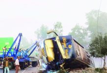 চন্দনাইশে বৈদ্যুতিক খুঁটি ভেঙে খাদে যাত্রীবাহী বাস