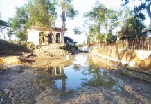 চকরিয়ায় অবৈধ বালু উত্তোলনের পানিতে জাইকার ড্রেনের কাজ বন্ধ