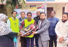 ফটিকছড়িতে দুস্থদের মাঝে ইফতার সামগ্রী বিতরণ