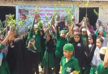 হাটহাজারীতে মাদরাসা শিক্ষার্থীদের মাঝে ফুলের চারা বিতরণ