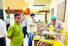 পিটস্টপে ৫৩ পদের ইফতার, হালিম-ফিরনি-দই বড়ায় ভিড়