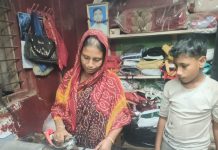 মায়ের সাথে লন্ড্রীতে কাজ করেও স্কুলে পড়ছে শিশু জীবন দাস