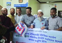 রাউজান ক্লাবের ইফতার সামগ্রী বিতরণ