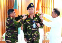 পদোন্নতিপ্রাপ্ত দুই সেনা কর্মকর্তাকে র্যাংক ব্যাজ পরিয়ে দিলেন প্রধানমন্ত্রী