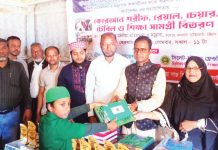 হাটহাজারীতে শাহ মুনিরীয়া মুঈনীয়া মাদরাসায় কোরআন শরীফ বিতরণ
