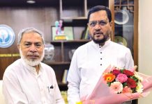 বিজয়ী হয়ে প্রতিদ্বন্দ্বী প্রার্থী ডা.একে এম ফজলুল হককে শুভেচ্ছা জানালেন আবু সুফিয়ান