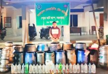 পেকুয়ায় যৌথ বাহিনীর অভিযানে চোলাই মদ উদ্ধার, আটক ১