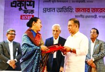 ৯ বিশিষ্ট ব্যক্তি ও একটি ব্যান্ড দলকে একুশে পদক তুলে দিলেন প্রধানমন্ত্রী