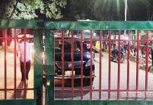 বাড়ি যাওয়ার বাস না পেয়ে চবির ফটকে চাকসুর তালা