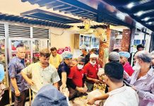 হাইওয়ে সুইটসের মাটন হালিম ও বিরিয়ানির ঘ্রাণে ইফতারের ভিড়