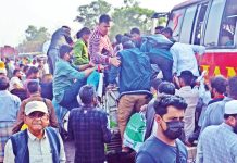 গ্রামের পথে মানুষের ঢল