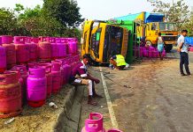 মীরসরাইয়ে সিলিন্ডারবাহী ট্রাক উল্টে মহাসড়কে যানজট, ভোগান্তি