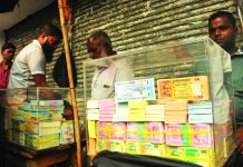 ব্যাংকে নেই নতুন টাকা, ফুটপাতে জমজমাট বেচাকেনা