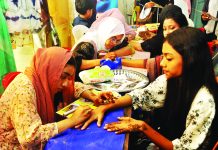 রূপসজ্জায় ব্যস্ততা বিউটি পার্লারে