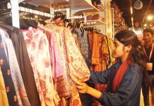 মার্কেটে ক্রেতার ঢল