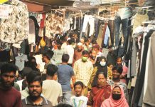 ইফতারের পর শপিংমল মার্কেটে বাড়ছে ভিড়