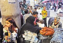 ট্রেন-বাসে উপচে পড়া ভিড়