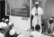 এলাকাবাসীর সাথে ইফতার করলেন আসলাম চৌধুরী