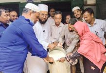 বাঁশখালীতে ভিজিএফের চাল বিতরণে এমপি জহিরুল ইসলাম