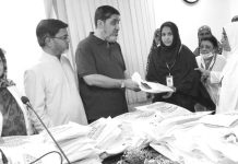 মা ও শিশু হাসপাতালে কর্মরত ক্লিনার ও নার্সিং এটেনডেন্টদের শাড়ি বিতরণ