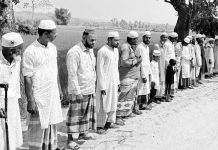 সড়ক সংস্কারের দাবিতে ধোপাছড়িতে মানববন্ধন