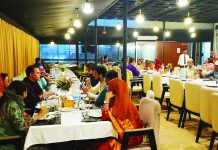 কুক আউট রেস্টুরেন্টে থালি ও টেকওয়ে বক্স