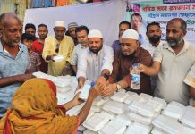 উত্তর পাহাড়তলীতে পথচারীদের মাঝে ইফতার সামগ্রী বিতরণ