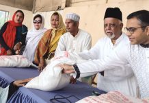 সাবেক মেয়র মনজুর আলমের ইফতার ও সেহেরি সামগ্রী বিতরণ