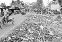 সড়কের পাশে বাজারের বর্জ্য আর প্লাস্টিকের স্তূপ, হুমকিতে গুমাইবিল