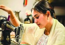 সেলাই মেশিনে ব্যস্ত তটিনী, ভক্তরা বলছেন ‘নতুন শাবানা’