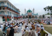 সাতকানিয়ার মির্জাখীল দরবারের অনুসারীদের ঈদ উদযাপন