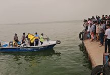 পন্টুনের নিচে বাস, ভাঙা যাচ্ছে না দরজা-জানালা