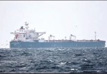 জাহাজ কোম্পানিগুলো তাদের জাহাজগুলোকে পারস্য উপসাগর থেকে দূরে থাকতে নির্দেশ