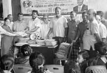 ষোলশহরে শিক্ষার্থীদের মাঝে শিক্ষাসামগ্রী বিতরণ