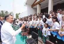 কোনো রাজনৈতিক দলের সদস্য হবেন না