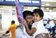 দুবাইয়ে আটকা পড়া ৩৭৮ যাত্রী নিয়ে দেশে ফিরল ইউএস-বাংলার ফ্লাইট