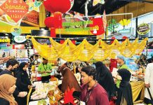 উৎসবে নারী উদ্যোক্তাদের হাতে তৈরি রকমারি ইফতার