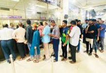 শেষ কর্মদিবসে ব্যাংকগুলোতে গ্রাহকের উপচে পড়া ভিড়