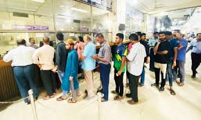 শেষ কর্মদিবসে ব্যাংকগুলোতে গ্রাহকের উপচে পড়া ভিড় – দৈনিক আজাদী শেষ কর্মদিবসে ব্যাংকগুলোতে গ্রাহকের উপচে পড়া ভিড় – দৈনিক আজাদী