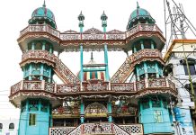 রঙে-কারুকাজে মুগ্ধতার স্থাপত্য