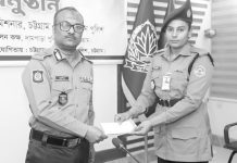 সড়ক দুর্ঘটনায় ক্ষতিগ্রস্ত পুলিশ সদস্যদের মাঝে চেক বিতরণ