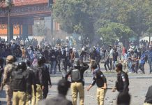 করাচি কন্স্যুলেটে বিক্ষোভকারীদের হামলার সময় গুলি করে মার্কিন মেরিন