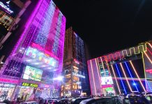 নগরীর বেশির ভাগ মার্কেট ও শপিং মলে আলোকসজ্জা