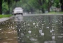 নগরে গুঁড়ি গুঁড়ি বৃষ্টি