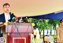 এই পোশাকে পুলিশ সন্তুষ্ট নয় : স্বরাষ্ট্রমন্ত্রী