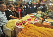 সেমাই-চিনির বাজারেও ব্যস্ততা