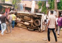 সীতাকুণ্ডে চাকা ফেটে উল্টে গেল চলন্ত মাইক্রোবাস