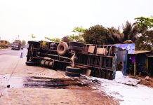 মহাসড়কে উল্টে গেল কাভার্ড ভ্যান