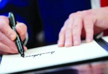 ডলারেও থাকবে ট্রাম্পের স্বাক্ষর, ভাঙল ১৬৫ বছরের ঐতিহ্য