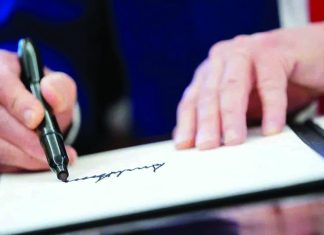 ডলারেও থাকবে ট্রাম্পের স্বাক্ষর, ভাঙল ১৬৫ বছরের ঐতিহ্য